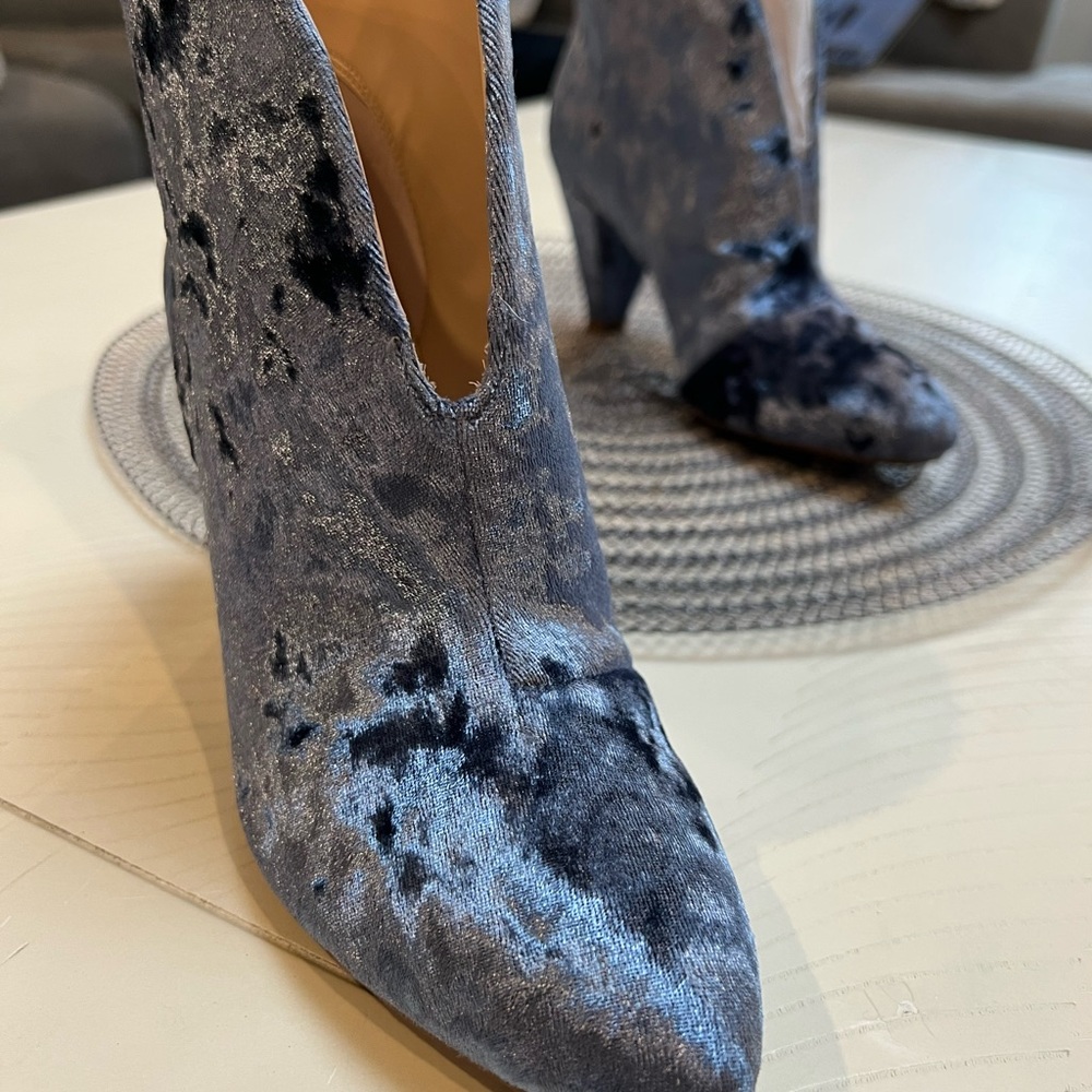 BNWT Vince Camuto Blue Crushed Velvet EVANATA Ankle Booties size 6.5